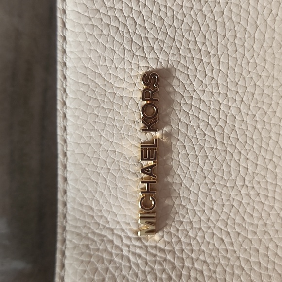 NWT Michael Kors Pebbled Leather Medium Jet Set in Buff - Picture 2 of 6